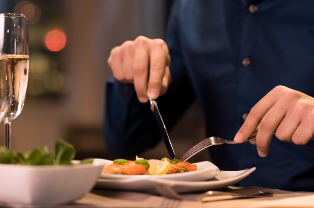 etika makan di restoran